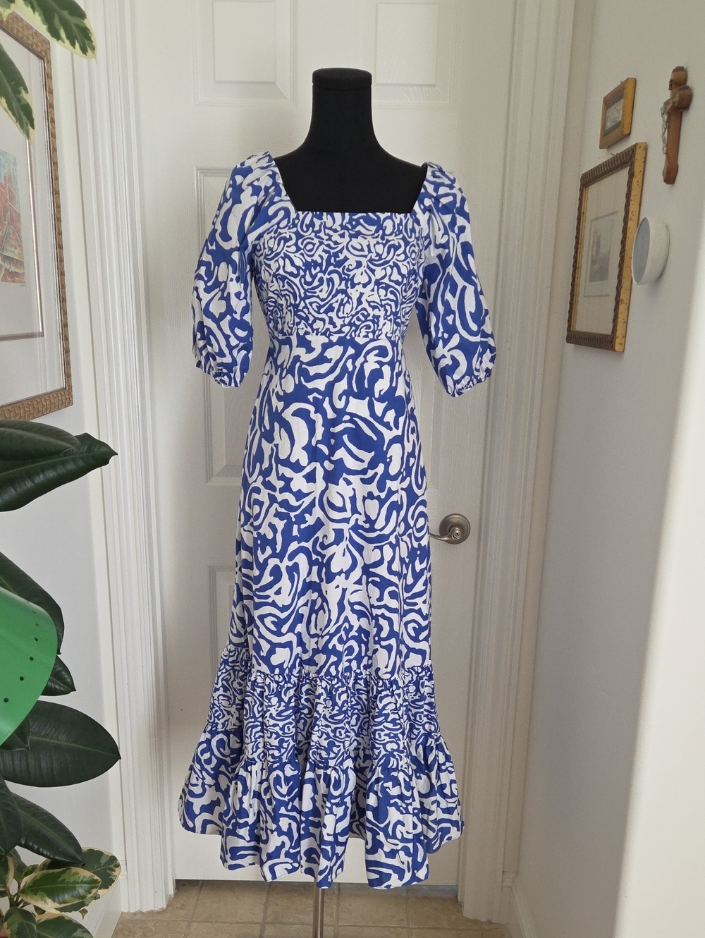 Tanya Taylor Blue and White Patterened Puff Sleeve Midi Dress. Size 4